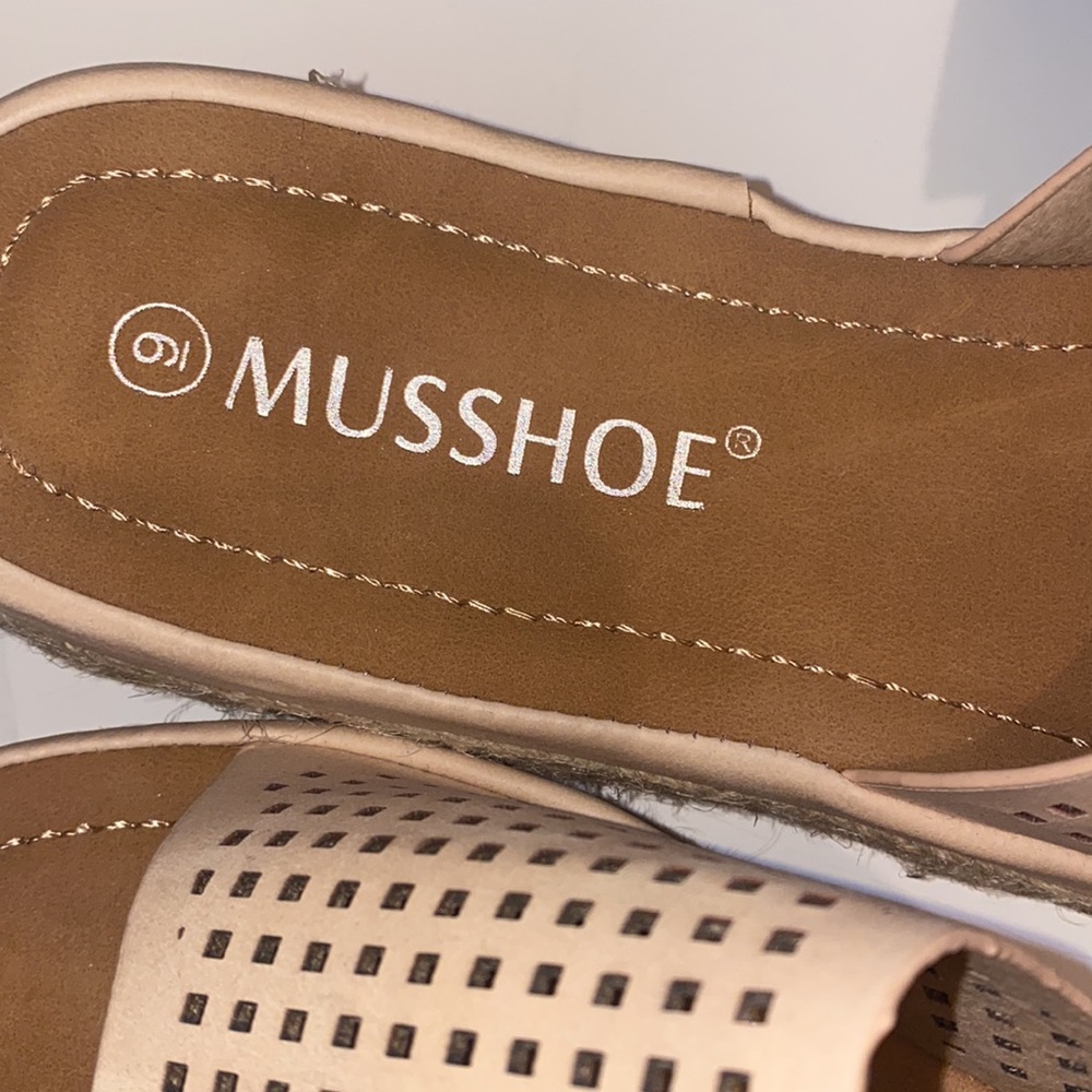 MUSSHOE size 9  Tan Slide Sandals - Picture 4 of 7